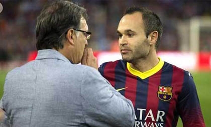 Iniesta bảo vệ Tata Martino trước những chỉ trích